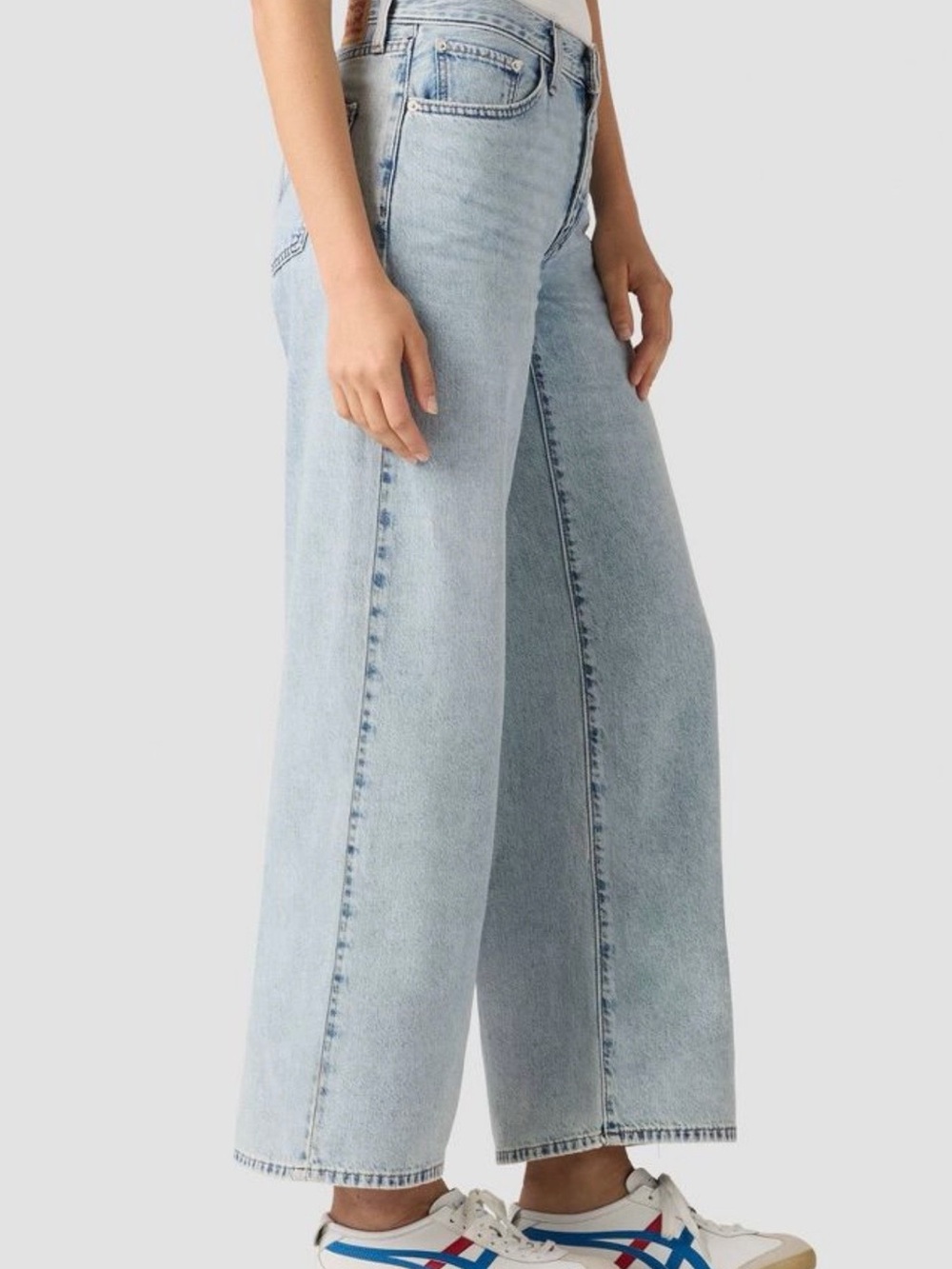 NWT Levi's Women's High-Rise Wide Leg ankle length Jean Light Blue Sz.28